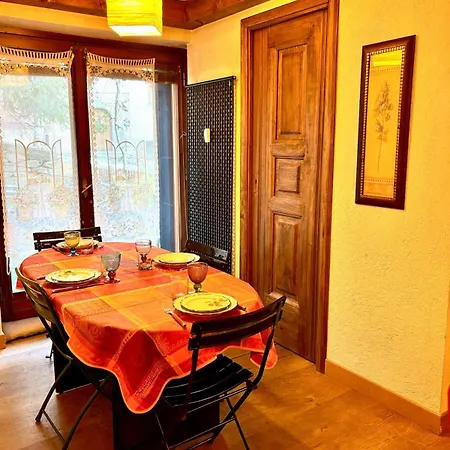 Caldo Rifugio Con Giardino In Pieno Centro 쿠르마예